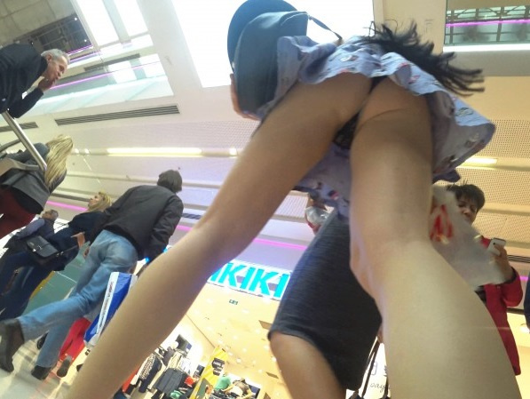  Amateur -  Upskirt In Shopping Mall