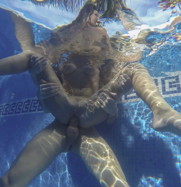  Martina Gold -  Beautiful Sex In The Pool