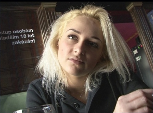  Amateur -  Pickup Blonde Girl In The Bar